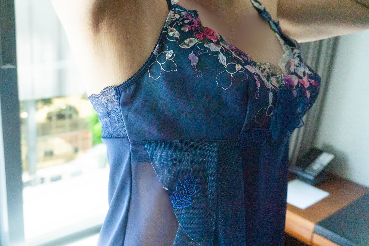 ルジェのキャミソールでセクシー撮影